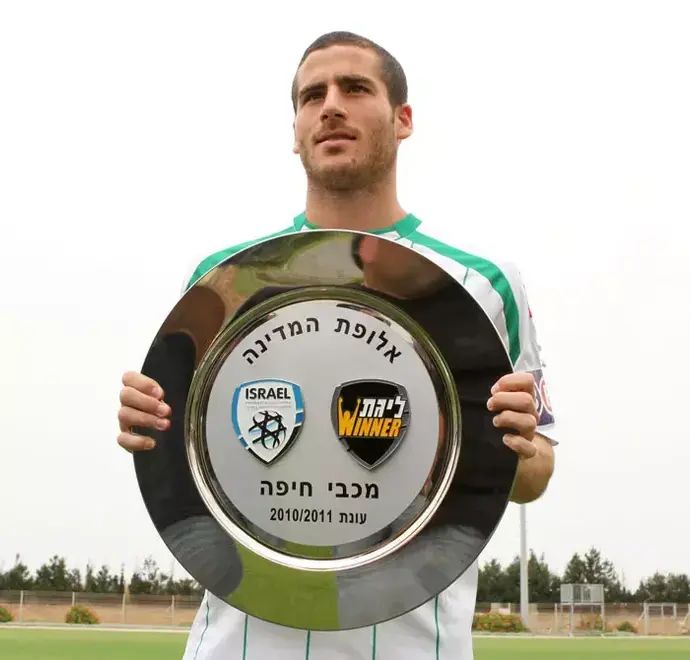 תומר חמד שחקן מכבי חיפה עם צלחת האליפות