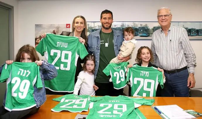 תומר חמד ומשפחתו במעמד החתימה במכבי חיפה