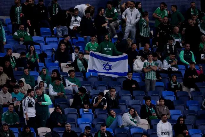 אוהדי מכבי חיפה עם דגל ישראל