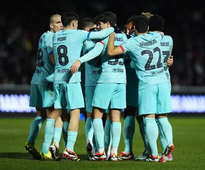 שחקני ברצלונה חוגגים עם ז'ול קונדה אנדראס כריסטנסן