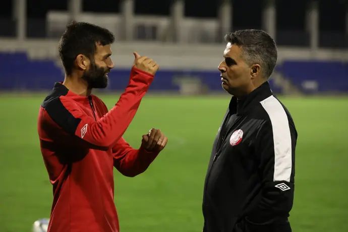 מאמן הפועל חדרה חיים סילבס עם עוזרו חנן ממן