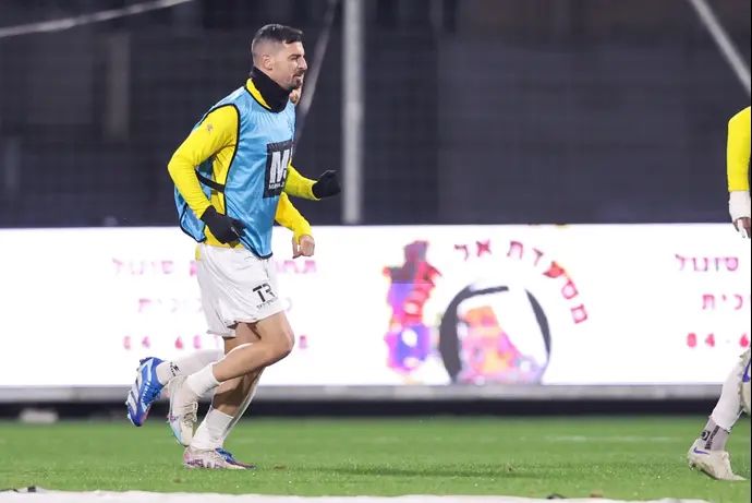 שלומי אזולאי שחקן מכבי בני ריינה בחימום