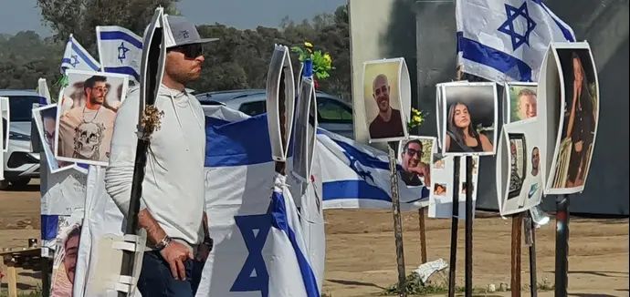 דניאל בלומן באתר מסיבת הנובה