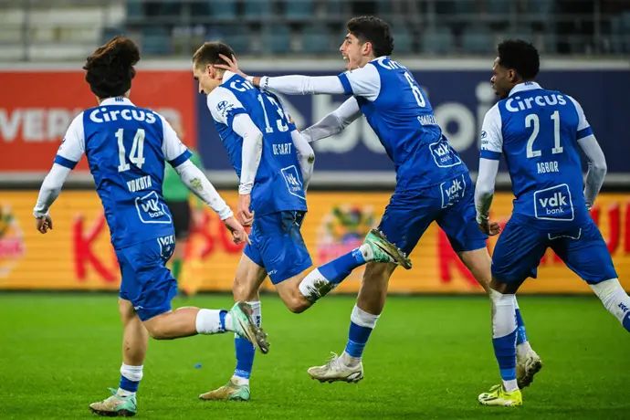 עומרי גנדלמן חוגג עם ז'וליאן דה סאר שחקני גנט