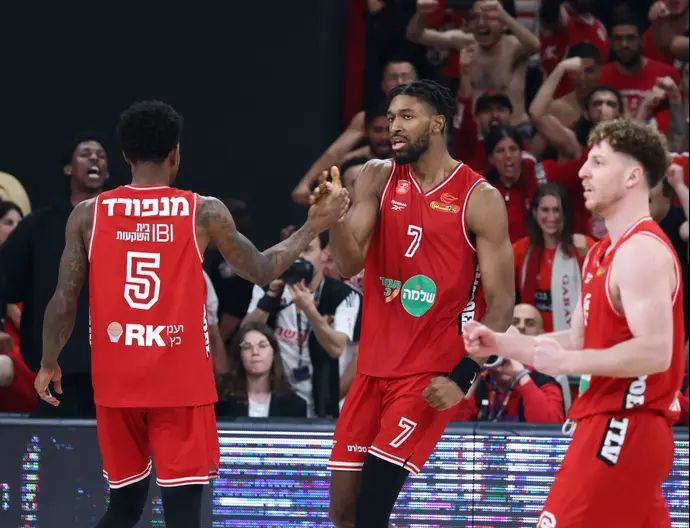 קייל אלכסנדר לצד קסבייר מנפורד הפועל תל אביב