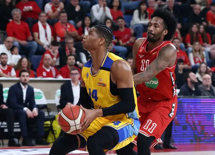 חסיאל ריברו מכבי תל אביב לצד בריאן אנגולה הפועל תל אביב