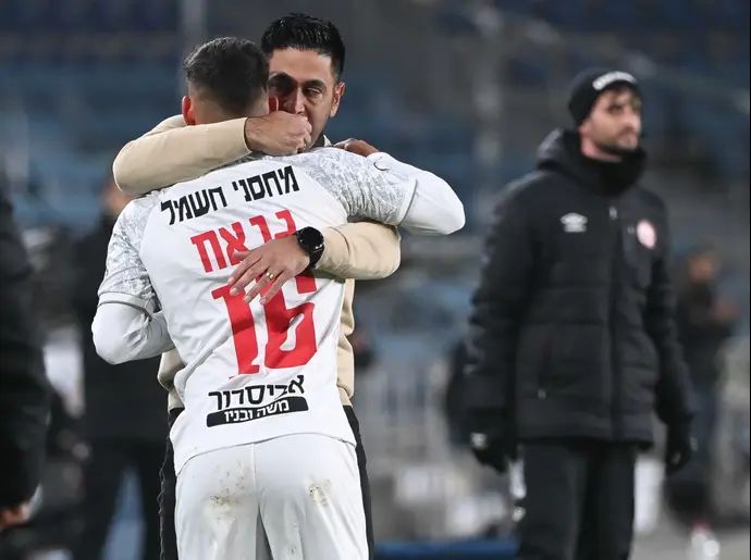 שחקן הפועל באר שבע אמיר גנאח עם המאמן אליניב ברדה