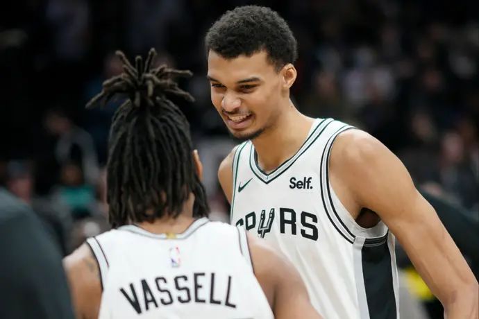 שחקני סן אנטוניו ספרס ויקטור וומבניאמה, דווין ואסל