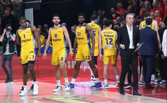 שחקני מכבי תל אביב לצד עודד קטש