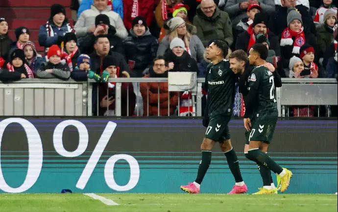 שחקני ורדר ברמן חוגגים עם מיטשל וייזר