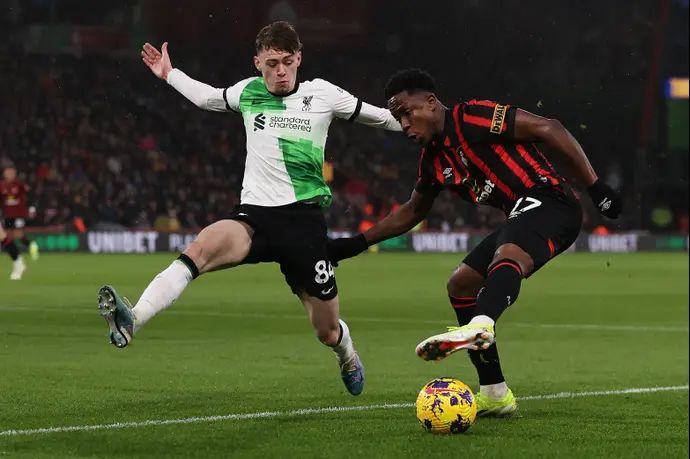 לואיס סיניסטרה בורנמות' לצד קונור בראדלי ליברפול