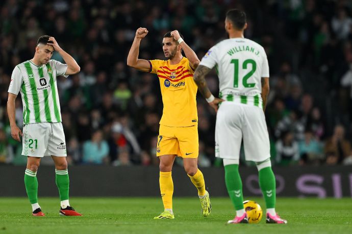 שחקן ברצלונה פראן טורס חוגג מול בטיס