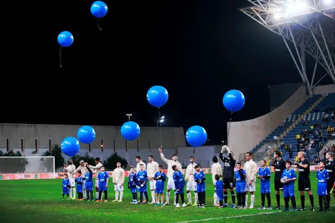 שחקני מכבי תל אביב מפריחים בלונים כחולים למען החטופים