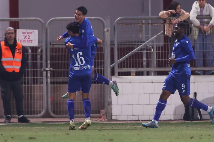 שחקני מכבי פתח תקוה חוגגים עם אריאל לוגסי