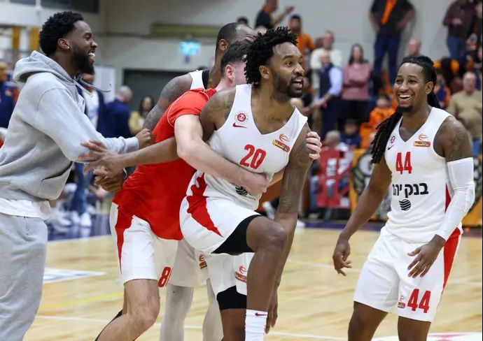 שחקני הפועל ירושלים חוגגים שלשת ניצחון של ליוואי רנדולף