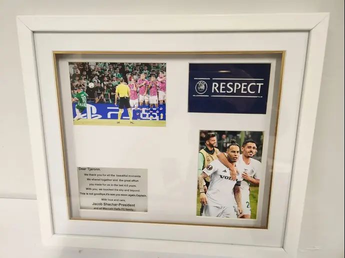 השי של מכבי חיפה ונשיא המועדון יעקב שחר לקפטן צ'ארון שרי