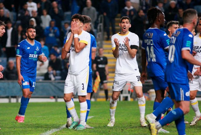 שחקני מכבי תל אביב מתוסכלים: מתן בלטקסה, רוי רביבו