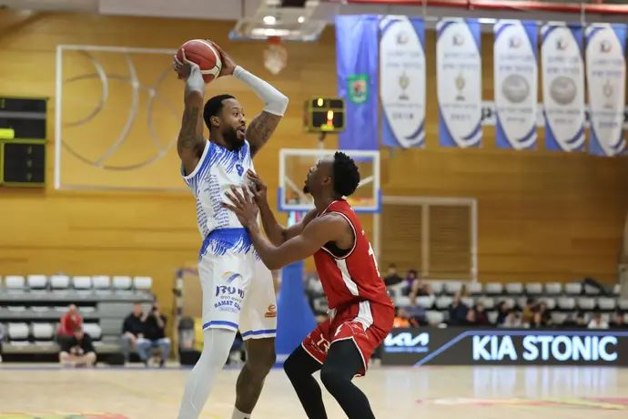 שחקן עירוני רמת גן אייזיאה מיילס מול שחקן הפועל חיפה דקארי טאקר