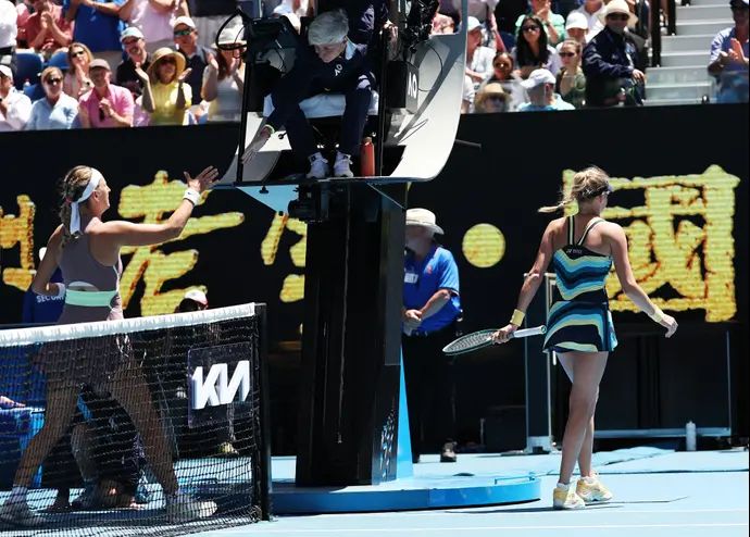 דיינה יסטרמסקה האוקראינית לא לוחצת את ידה של אזרנקה הבלארובית אחרי שגברה עליה באוסטרליה