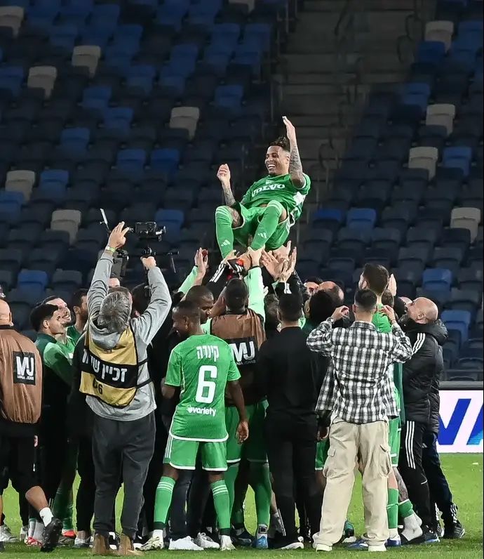 שחקני מכבי חיפה מניפים את צ'ארון שרי