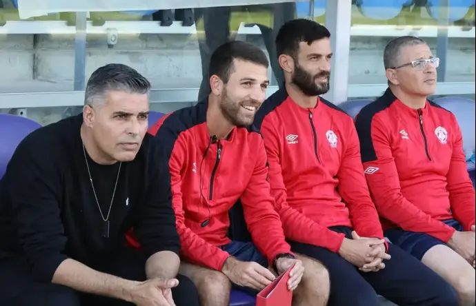 מאמן הפועל חדרה חיים סילבס, עוזרו חנן ממן