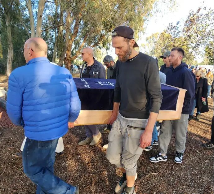 דורון שפר סוחב את ארון הקבורה של ליאור ליובין