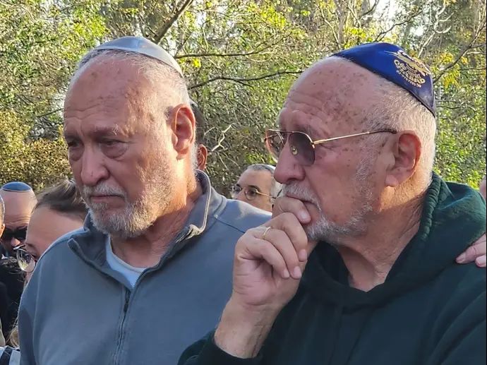 יאיר ליובין, אביו של ליאור ליובין ז"ל, עם אחיו התאום מאיר