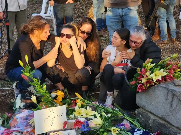 משפחתו של ליאור ליובין ז"ל, אלמנתו רז ובתו, ליד קברו
