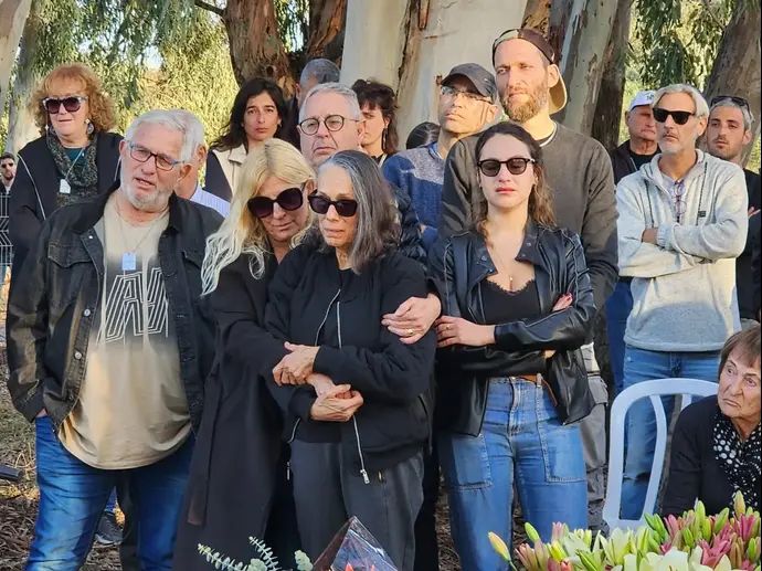אמו של ליאור ליובין ז"ל (במרכז התמונה) בלוויה