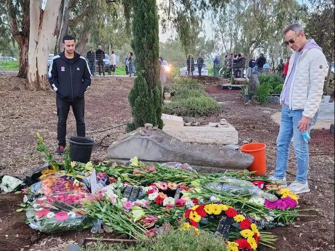 עודד קטש לצד קברו של ליאור ליובין ז"ל