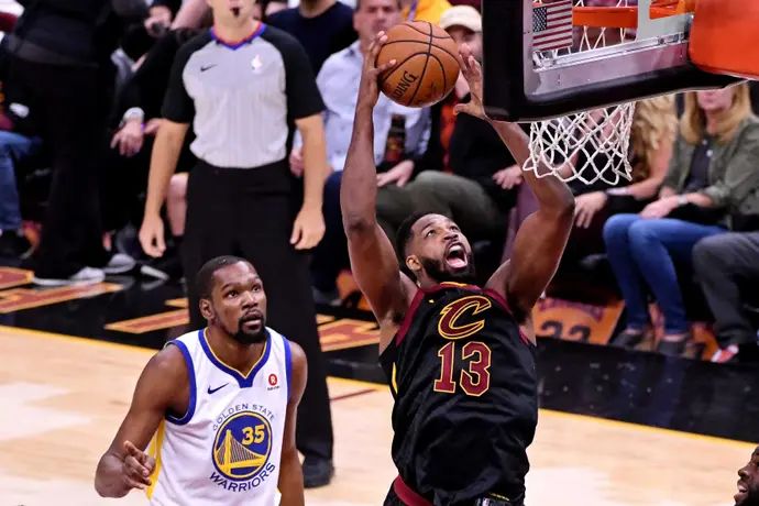 שחקן קליבלנד קאבלירס טריסטן תומפסון לפני שחקן גולדן סטייט ווריירס קווין דוראנט