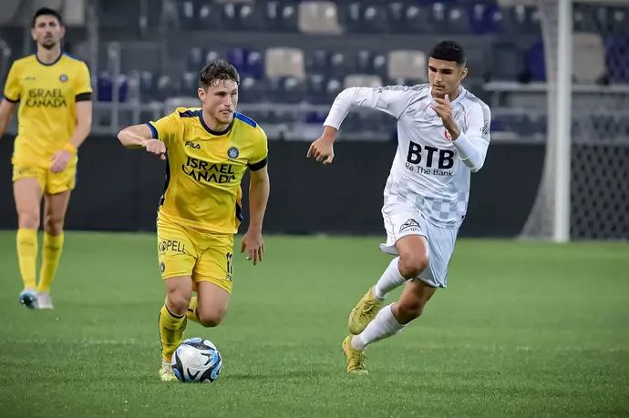 גבי קניקובסקי מכבי תל אביב לפני אלעד מדמון שחקן הפועל חדרה