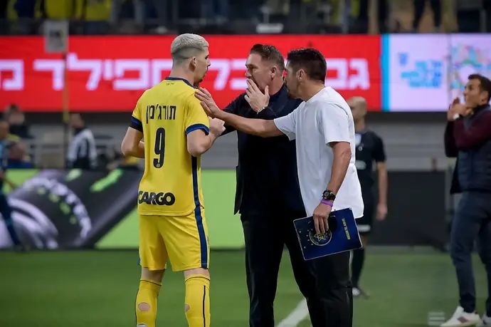 רובי קין מאמן מכבי תל אביב עם דור תורג'מן ומנהל הקבוצה יואב זיו