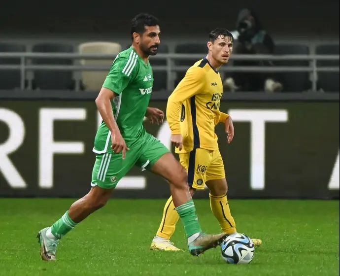 שחקן מכבי חיפה קני סייף, ליד שחקן מכבי תל אביב, גבי קניקובסקי