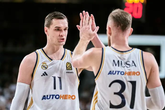 מריו הזוניה, שחקן ריאל מדריד חוגג עם דז'נאן מוסא