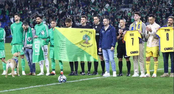 הלוחמים שנפצעו עומדים על הדשא לפני גמר גביע הטוטו