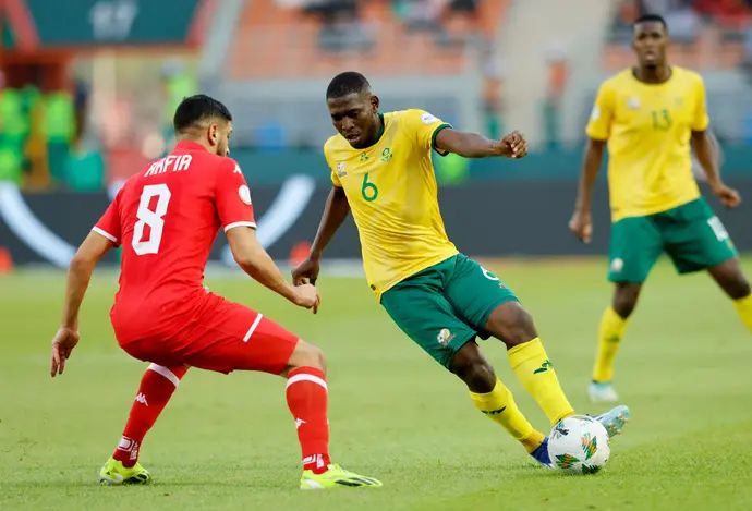 שחקן נבחרת דרום אפריקה אוברי מודיבה מול שחקן נבחרת טוניסיה חמזה ראפיה
