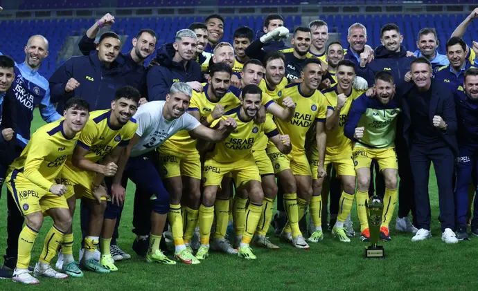 שחקני מכבי תל אביב חוגגים זכייה בגביע הטוטו