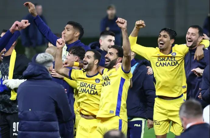 שחקני מכבי תל אביב חוגגים: קיקו בונדוסו, אופיר דוידזאדה, דור פרץ