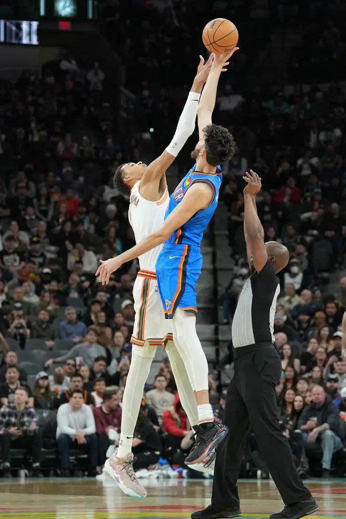 צ'ט הולמגרן, אוקלהומה סיטי ת'אנדר, מול ויקטור וומבניאמה, סן אנטוניו ספרס