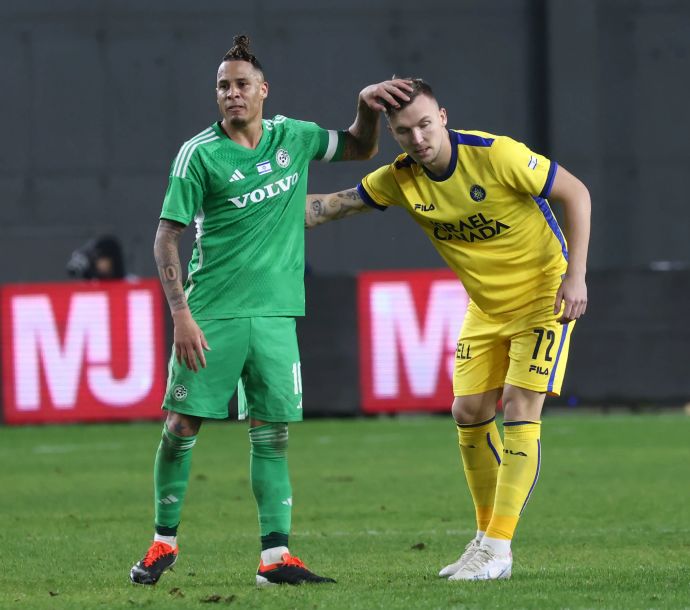 עדן קארצב שחקן מכבי תל אביב לצד צ'ארון שרי שחקן מכבי חיפה