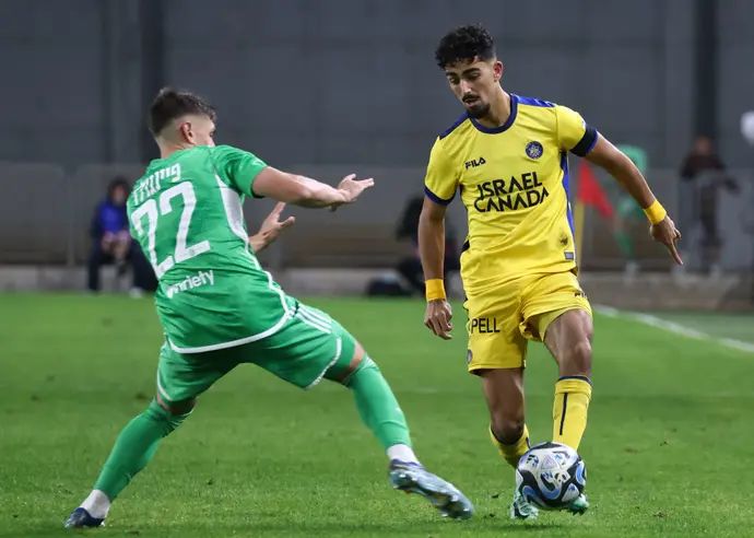 רוי רביבו שחקן מכבי תל אביב מול עילי פיינגולד שחקן מכבי חיפה