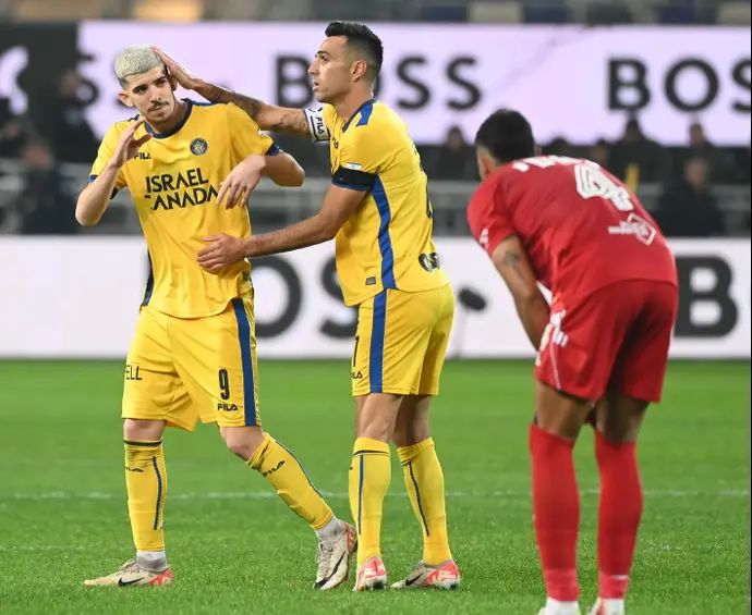 שחקן מכבי תל אביב ערן זהבי עם דור תורג'מן