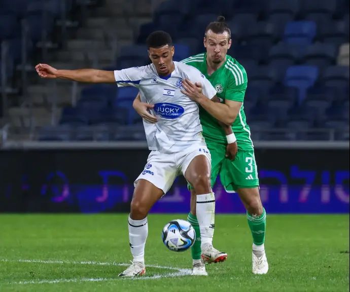 עידן טוקלומטי שחקן מכבי פתח תקוה לפני שון גולדברג שחקן מכבי חיפה