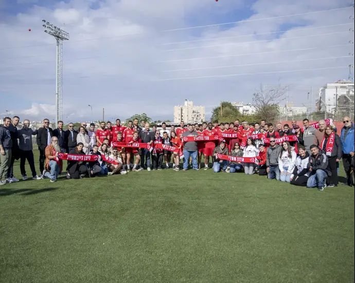 משפחות הנופלים והנרצחים במלחמה באימון הפועל תל אביב