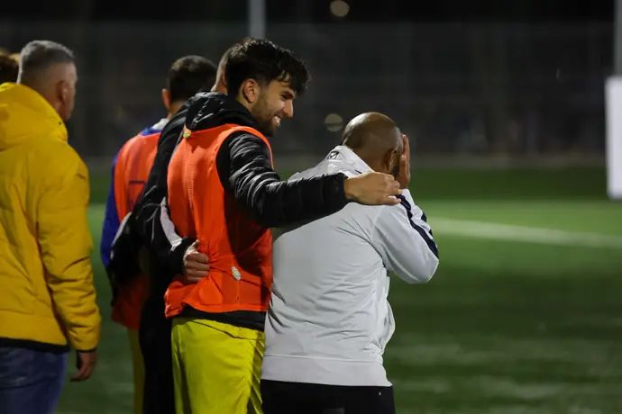 ברוך דגו מאמן מכבי עירוני אשדוד לא מסתכל בזמן דו-קרב פנדלים