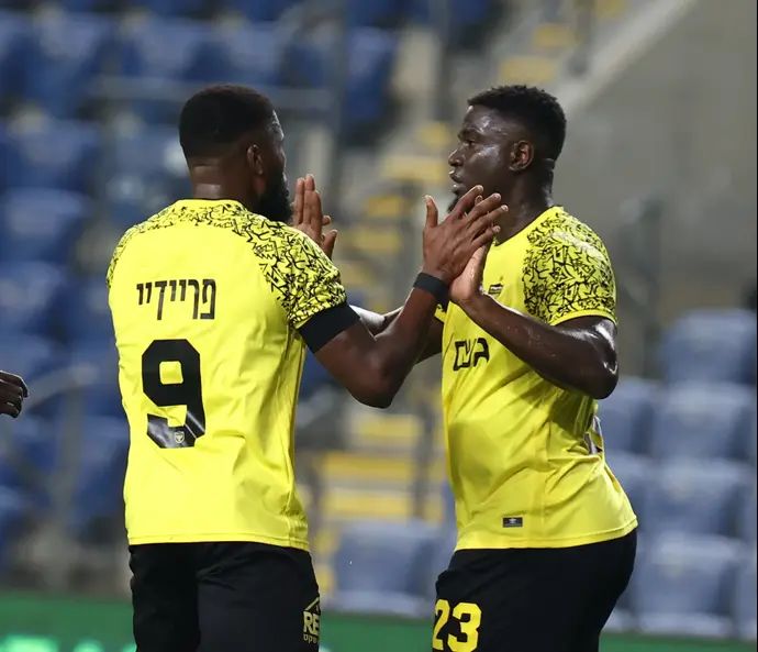 פרד פריידיי לצד מיירון ג'ורג' בית
