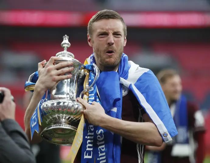 שחקן לסטר סיטי, ג'יימי ורדי עם הגביע האנגלי