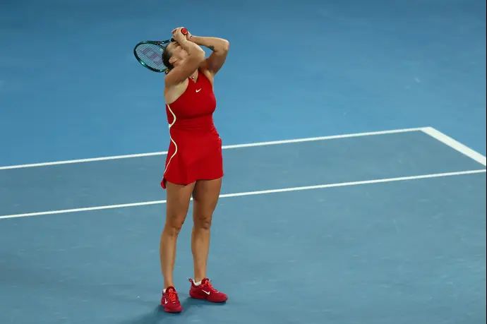 הטניסאית הבלארוסית ארינה סבאלנקה אחרי ניצחון בגמר אליפות אוסטרליה