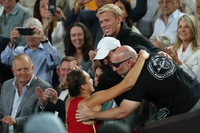 זוכת אליפות אוסטרליה ארינה סבאלנקה חוגגת עם צוות האימון שלה